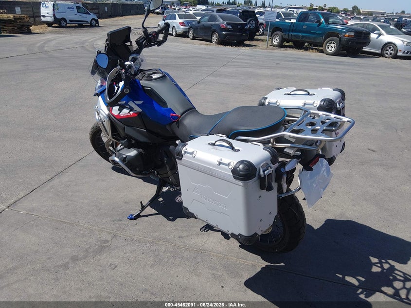 2024 BMW R 1300 VIN WB10M230XR6J07995 IAAI salvage auction — RIGHT FRONT, Salvage Title, sold $10,350 on 2026-07-28 (photo 3)