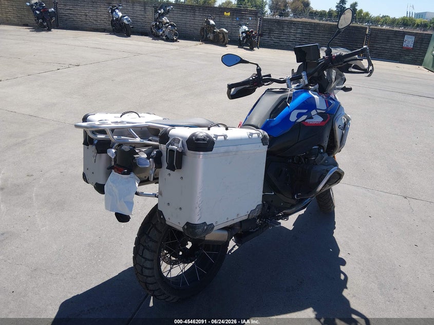 2024 BMW R 1300 VIN WB10M230XR6J07995 IAAI salvage auction — RIGHT FRONT, Salvage Title, sold $10,350 on 2026-07-28 (photo 4)