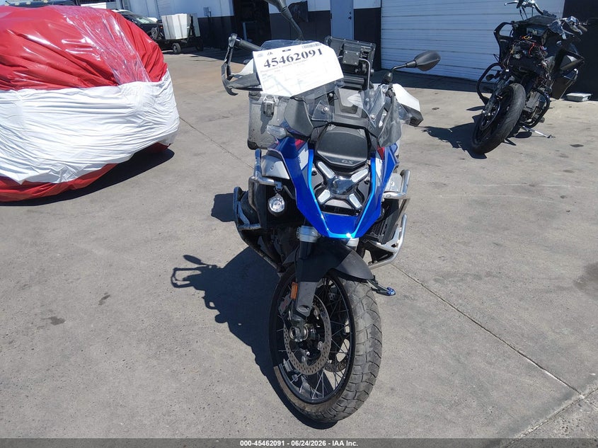 2024 BMW R 1300 VIN WB10M230XR6J07995 IAAI salvage auction — RIGHT FRONT, Salvage Title, sold $10,350 on 2026-07-28 (photo 5)