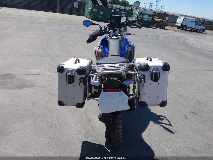 2024 BMW R 1300 VIN WB10M230XR6J07995 IAAI salvage auction — RIGHT FRONT, Salvage Title, sold $10,350 on 2026-07-28 (photo 6)
