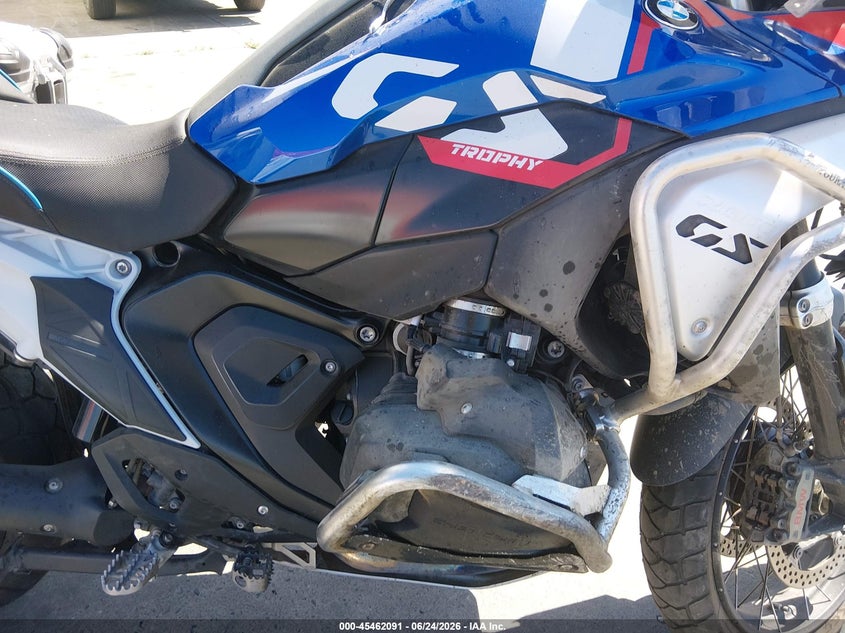 2024 BMW R 1300 VIN WB10M230XR6J07995 IAAI salvage auction — RIGHT FRONT, Salvage Title, sold $10,350 on 2026-07-28 (photo 8)