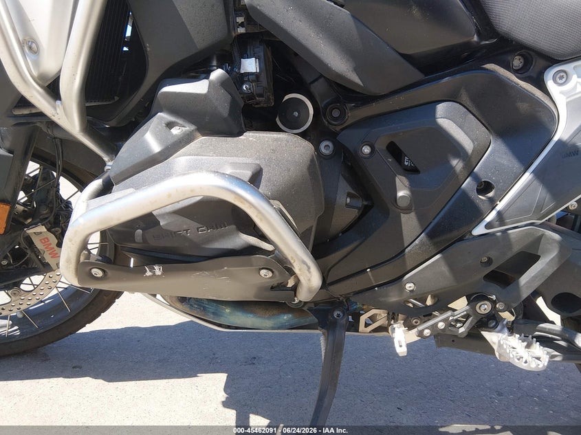 2024 BMW R 1300 VIN WB10M230XR6J07995 IAAI salvage auction — RIGHT FRONT, Salvage Title, sold $10,350 on 2026-07-28 (photo 9)