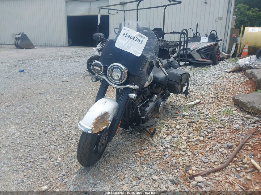 2025 Harley-davidson Softail VIN 1HD1YA914SB026041 IAAI salvage auction — SIDE, Salvage Title, sold $6,200 on 2026-09-09 (photo 2)