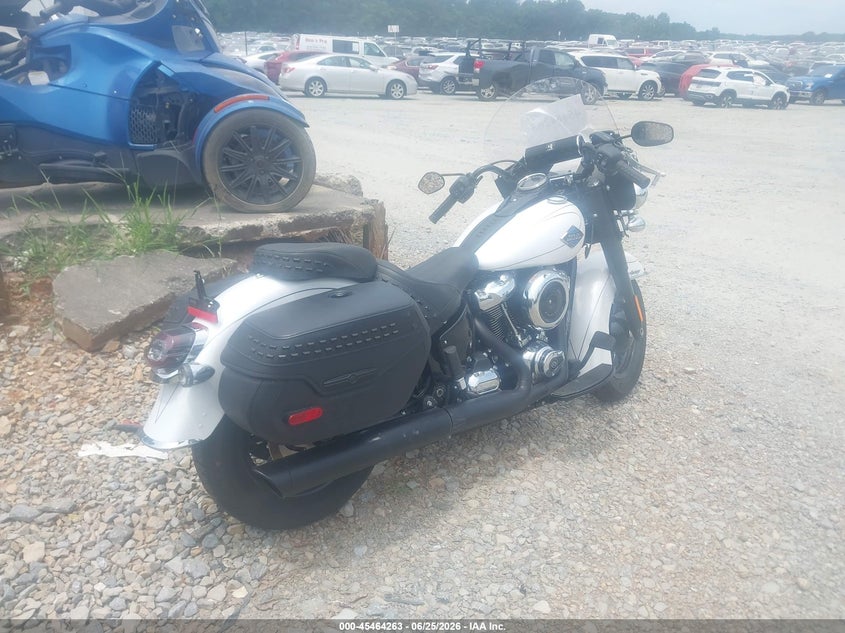 2025 Harley-davidson Softail VIN 1HD1YA914SB026041 IAAI salvage auction — SIDE, Salvage Title, sold $6,200 on 2026-09-09 (photo 4)