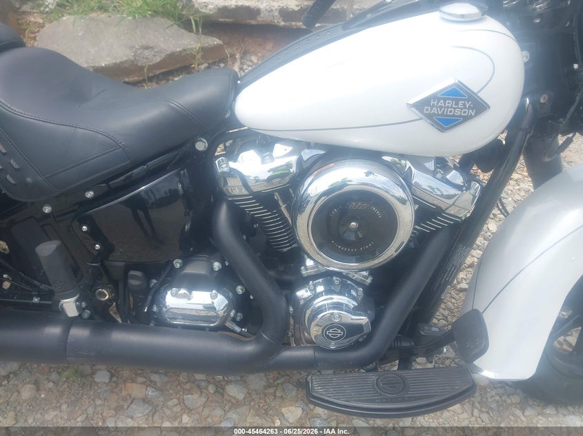 2025 Harley-davidson Softail VIN 1HD1YA914SB026041 IAAI salvage auction — SIDE, Salvage Title, sold $6,200 on 2026-09-09 (photo 8)
