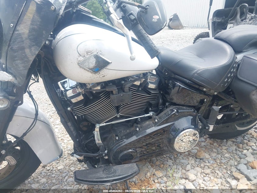 2025 Harley-davidson Softail VIN 1HD1YA914SB026041 IAAI salvage auction — SIDE, Salvage Title, sold $6,200 on 2026-09-09 (photo 9)