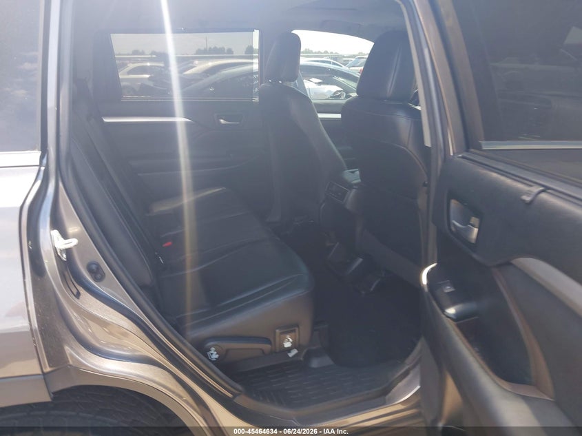 2018 Toyota Highlander VIN 5TDKZRFH7JS533767 IAAI salvage auction — RIGHT FRONT, Salvage (Idaho), sold $8,700 on 2026-07-15 (photo 8)