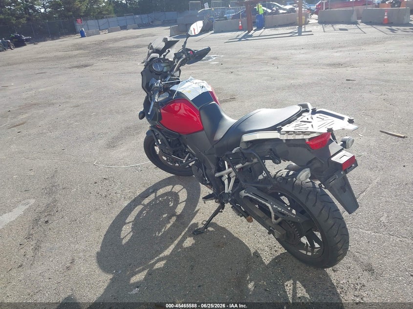 2014 Suzuki VIN JS1VU51A8E2100884 IAAI salvage auction — SIDE, Salvage Title, sold $800 on 2026-07-28 (photo 3)