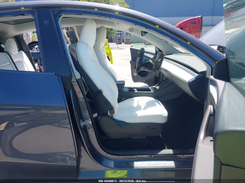 2023 Tesla Model y VIN 7SAYGDEE5PF690093 IAAI salvage auction — REAR END, Salvage (Oregon), sold $12,000 on 2026-08-23 (photo 5)