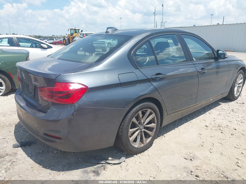 2017 BMW 3er VIN WBA8A9C53HK620382 IAAI salvage auction — WATER/FLOOD, Salvage Title, sold $775 on 2026-08-20 (photo 4)