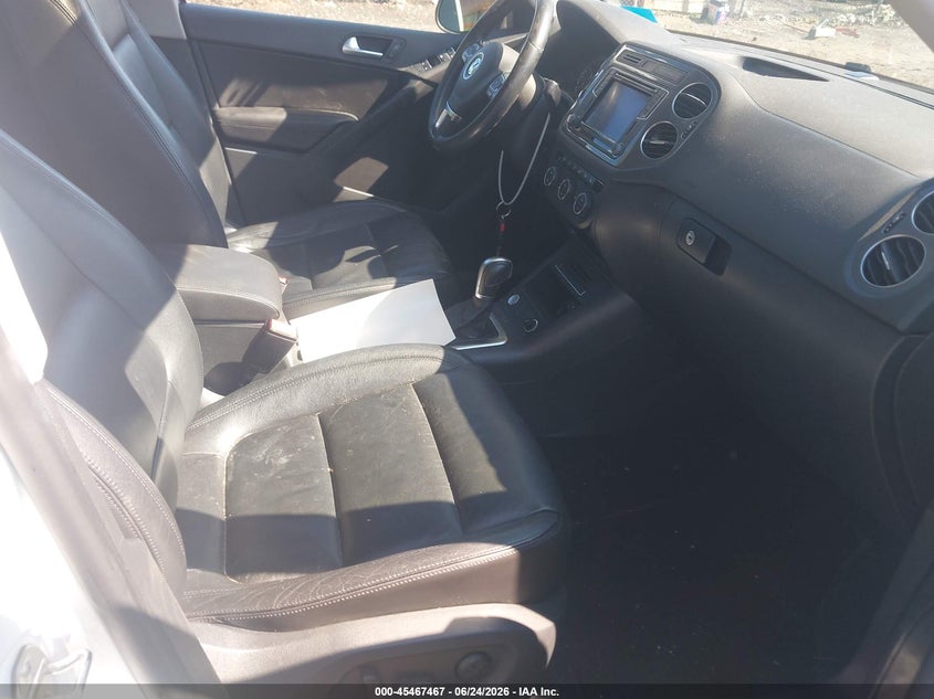 2017 Volkswagen Tiguan VIN WVGUV7AX0HK015794 IAAI salvage auction — NORMAL WEAR, Clear (Massachusetts), sold $1,850 on 2026-07-14 (photo 5)