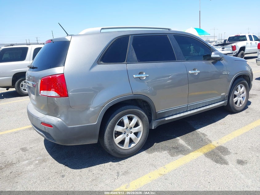 2013 Kia Sorento VIN 5XYKTDA25DG332569 IAAI salvage auction — SIDE, Salvage (California), sold $1,425 on 2026-07-07 (photo 4)