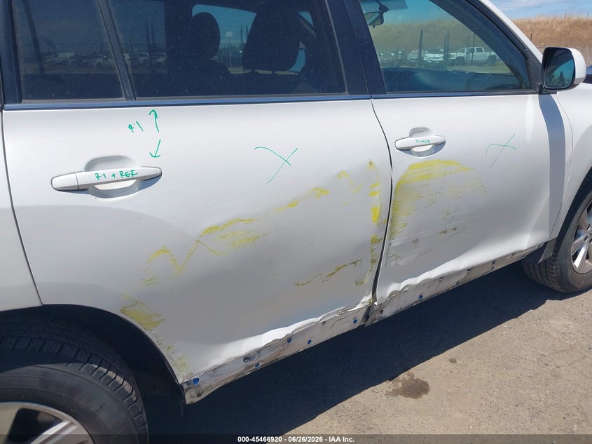 2011 Toyota Highlander VIN 5TDZK3EH2BS039948 IAAI salvage auction — RIGHT SIDE, Salvage (California), sold $2,050 on 2026-07-15 (photo 6)