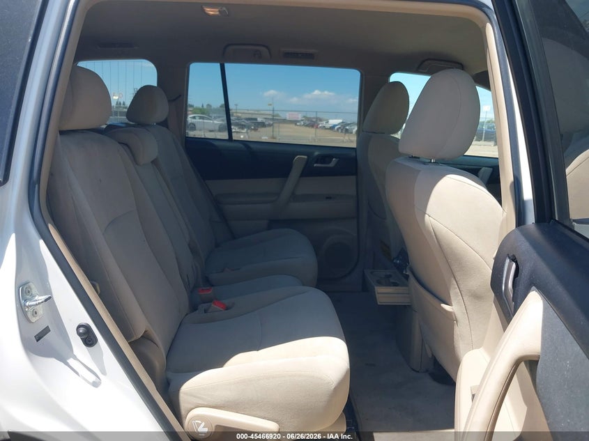 2011 Toyota Highlander VIN 5TDZK3EH2BS039948 IAAI salvage auction — RIGHT SIDE, Salvage (California), sold $2,050 on 2026-07-15 (photo 8)