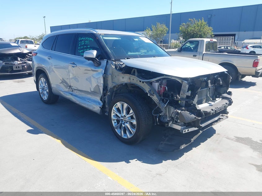 2023 Toyota Highlander VIN 5TDXBRCH5PS586135 IAAI salvage auction — SIDE, Salvage Title, sold $19,700 on 2026-07-13 (photo 1)