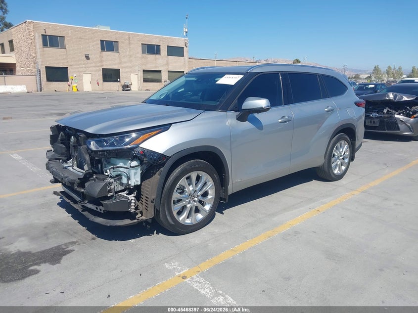 2023 Toyota Highlander VIN 5TDXBRCH5PS586135 IAAI salvage auction — SIDE, Salvage Title, sold $19,700 on 2026-07-13 (photo 2)