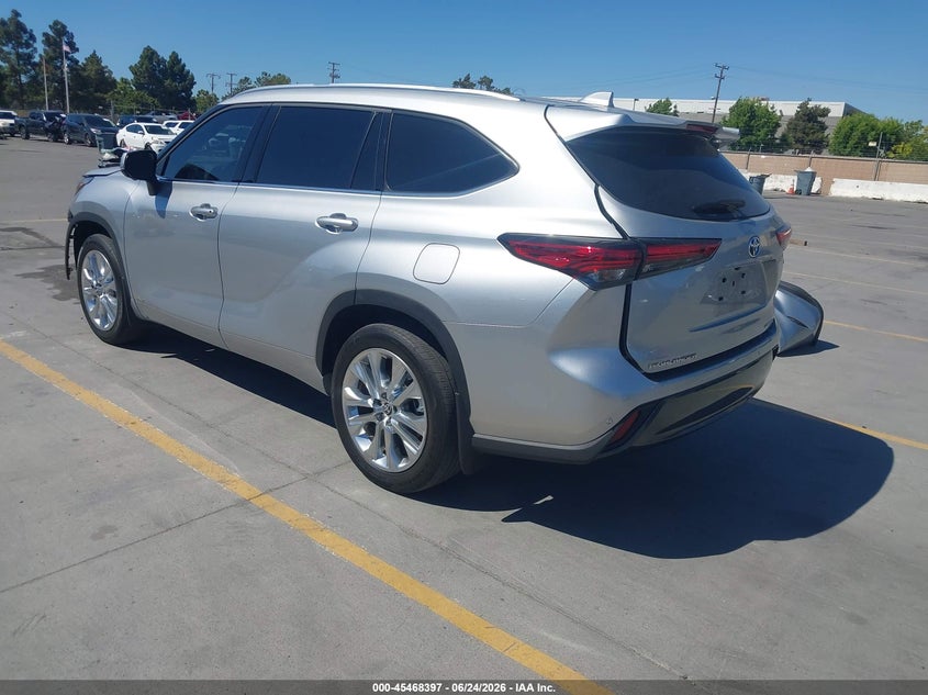 2023 Toyota Highlander VIN 5TDXBRCH5PS586135 IAAI salvage auction — SIDE, Salvage Title, sold $19,700 on 2026-07-13 (photo 3)