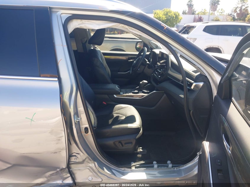 2023 Toyota Highlander VIN 5TDXBRCH5PS586135 IAAI salvage auction — SIDE, Salvage Title, sold $19,700 on 2026-07-13 (photo 5)