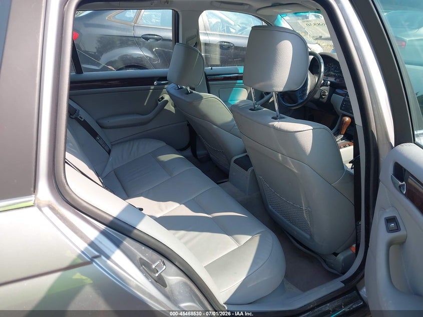 2004 BMW 3 series VIN WBAEN33494PC13520 IAAI salvage auction — NORMAL WEAR, Clear (New York), sold $725 on 2026-07-21 (photo 8)