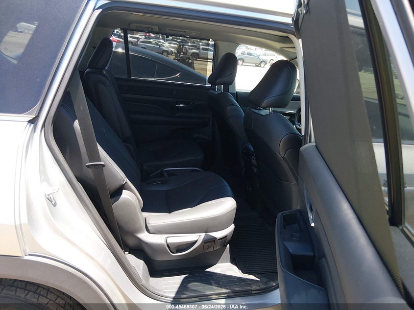 2024 Toyota Highlander VIN 5TDAAAB59RS037851 IAAI salvage auction — NORMAL WEAR, Salvage (California), sold $25,500 on 2026-07-08 (photo 8)