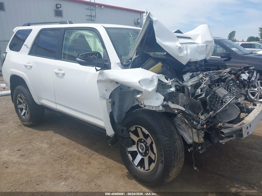 2021 Toyota 4runner VIN JTERU5JR8M5945921 IAAI salvage auction — FRONT END, Salvage Title, sold $5,200 on 2026-07-28 (photo 1)