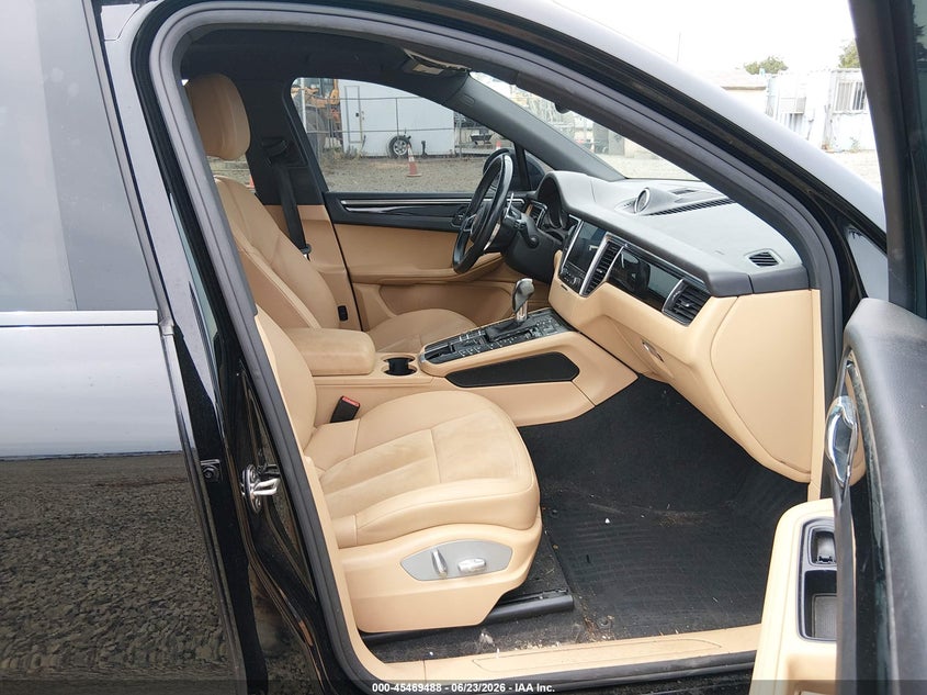 2017 Porsche Macan VIN WP1AA2A5XHLB03393 IAAI salvage auction — NORMAL WEAR, Salvage Title, sold $6,050 on 2026-08-10 (photo 5)