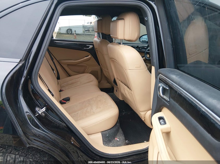 2017 Porsche Macan VIN WP1AA2A5XHLB03393 IAAI salvage auction — NORMAL WEAR, Salvage Title, sold $6,050 on 2026-08-10 (photo 8)