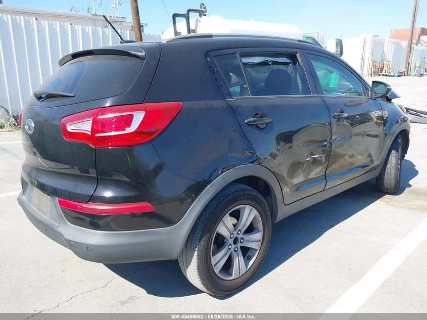 2011 Kia Sportage VIN KNDPB3A23B7087140 IAAI salvage auction — FRONT & REAR, Salvage (California), sold $750 on 2026-07-22 (photo 4)