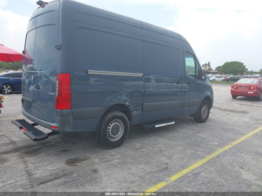 2019 Mercedes-benz Sprinter VIN WD4PF0CD2KP104615 IAAI salvage auction — LEFT & RIGHT, Clear (Florida), sold $3,600 on 2026-07-09 (photo 4)