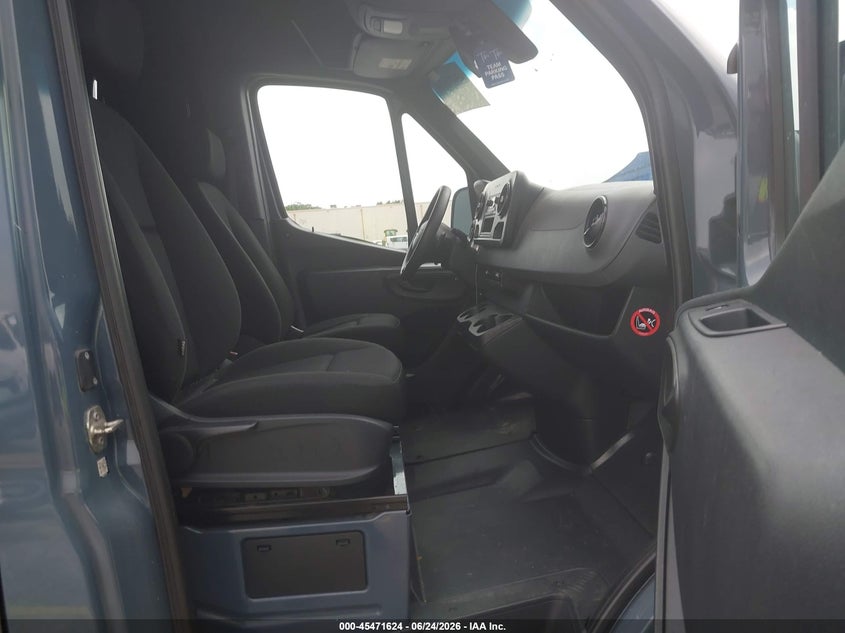 2019 Mercedes-benz Sprinter VIN WD4PF0CD2KP104615 IAAI salvage auction — LEFT & RIGHT, Clear (Florida), sold $3,600 on 2026-07-09 (photo 5)
