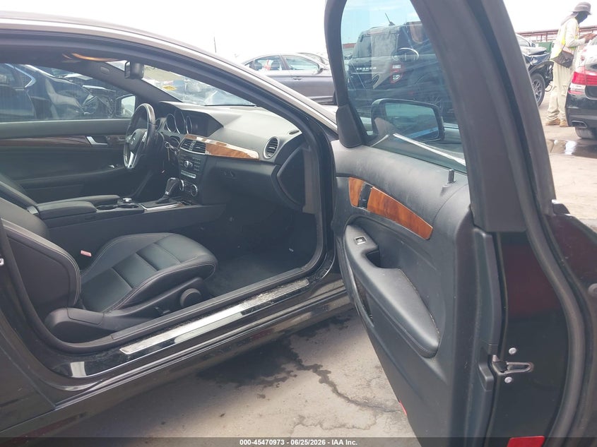 2013 Mercedes-benz C-klasse VIN WDDGJ4HB5DF956673 IAAI salvage auction — REAR END, Rebuildable (Florida), sold $825 on 2026-07-11 (photo 5)