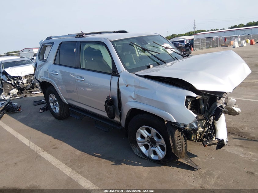 2021 Toyota 4runner VIN JTEMU5JR2M5885001 IAAI salvage auction — FRONT END, Salvage Title, sold $3,350 on 2026-07-29 (photo 1)