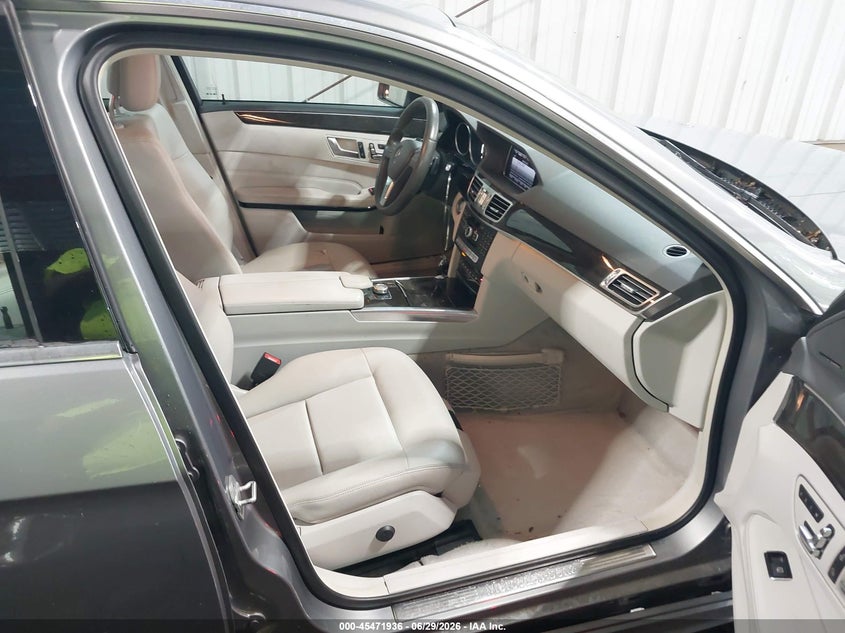 2014 Mercedes-benz E-klasse VIN WDDHF5KBXEA806870 IAAI salvage auction — SIDE, Wait Title, sold $4,300 on 2026-08-06 (photo 5)
