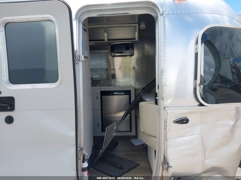 2019 Airstream Other VIN 1STHRAC10KJ547903 IAAI salvage auction — SIDE, Salvage (Alabama), sold $4,250 on 2026-07-21 (photo 5)