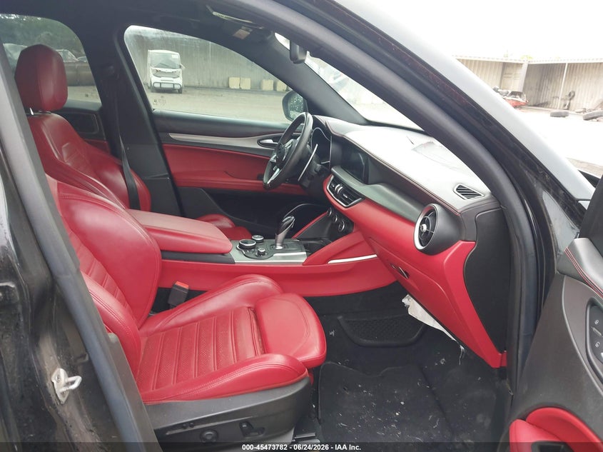 2019 Alfa romeo Stelvio VIN ZASPAKBN3K7C71569 IAAI salvage auction — RIGHT SIDE, Salvage (Nebraska), sold $4,850 on 2026-07-27 (photo 5)