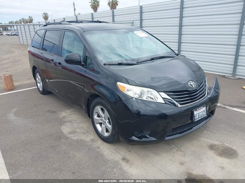 2015 Toyota Sienna VIN 5TDKK3DC7FS586677 IAAI salvage auction — LEFT FRONT, Salvage Title, sold $4,050 on 2026-07-17 (photo 1)