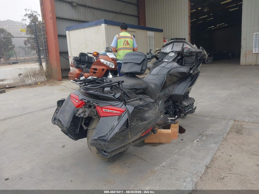 2019 Honda Gl1800c VIN JH2SC7946KK100245 IAAI salvage auction — SIDE, Salvage (California), sold $3,600 on 2026-07-28 (photo 4)