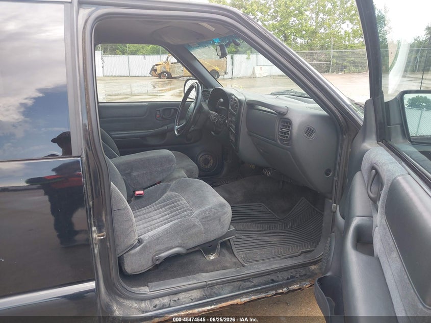 2001 Chevrolet S-10 VIN 1GCCS195118171578 IAAI salvage auction — NORMAL WEAR, Clear (Illinois), sold $375 on 2026-07-07 (photo 5)
