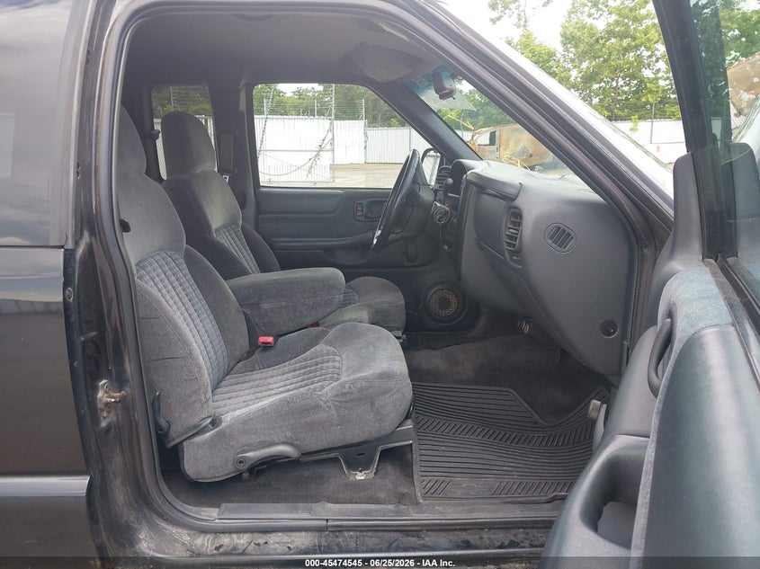 2001 Chevrolet S-10 VIN 1GCCS195118171578 IAAI salvage auction — NORMAL WEAR, Clear (Illinois), sold $375 on 2026-07-07 (photo 8)