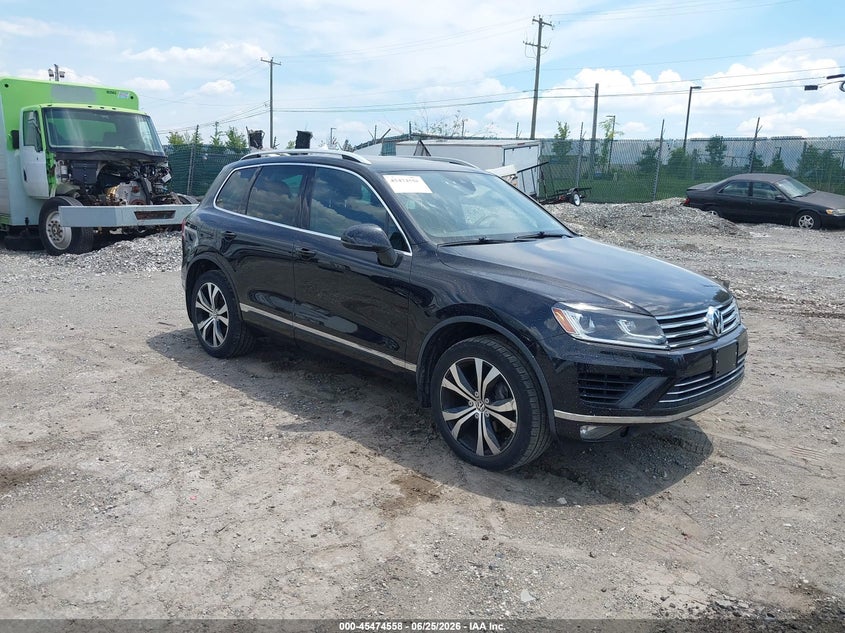 2017 Volkswagen Touareg VIN WVGRF7BPXHD000869 IAAI salvage auction — SIDE, Salvage (Pennsylvania), sold $4,600 on 2026-07-07 (photo 1)