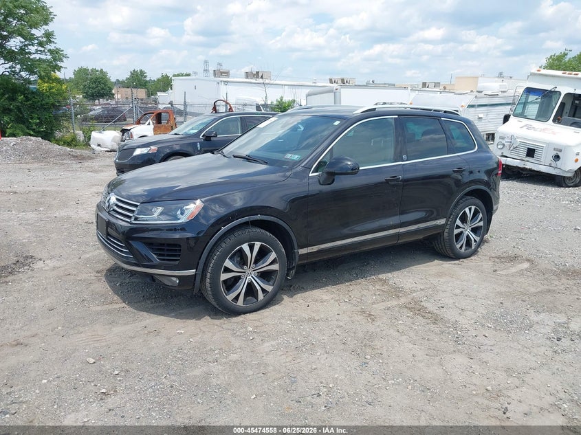 2017 Volkswagen Touareg VIN WVGRF7BPXHD000869 IAAI salvage auction — SIDE, Salvage (Pennsylvania), sold $4,600 on 2026-07-07 (photo 2)