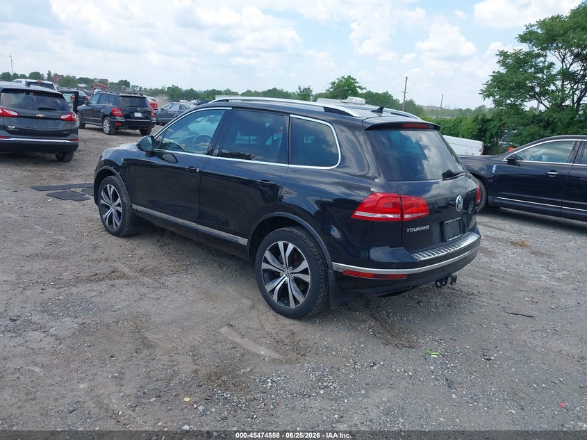 2017 Volkswagen Touareg VIN WVGRF7BPXHD000869 IAAI salvage auction — SIDE, Salvage (Pennsylvania), sold $4,600 on 2026-07-07 (photo 3)