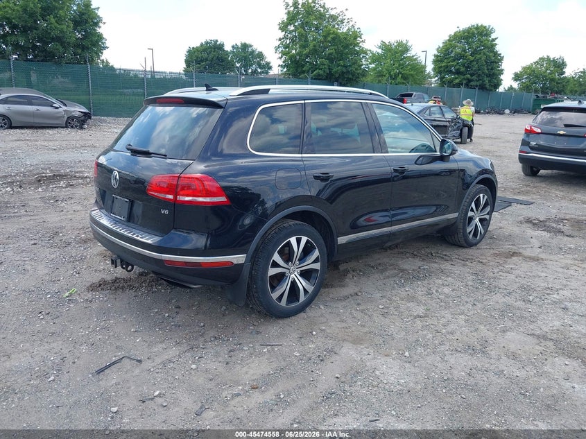 2017 Volkswagen Touareg VIN WVGRF7BPXHD000869 IAAI salvage auction — SIDE, Salvage (Pennsylvania), sold $4,600 on 2026-07-07 (photo 4)