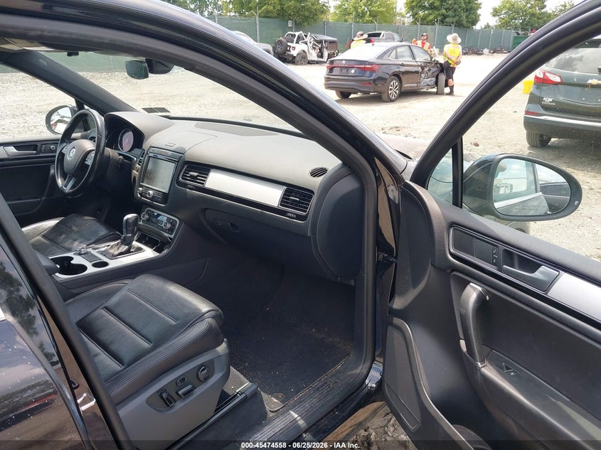 2017 Volkswagen Touareg VIN WVGRF7BPXHD000869 IAAI salvage auction — SIDE, Salvage (Pennsylvania), sold $4,600 on 2026-07-07 (photo 5)