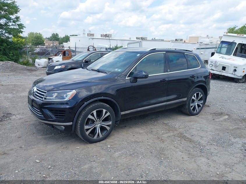 2017 Volkswagen Touareg VIN WVGRF7BPXHD000869 IAAI salvage auction — SIDE, Salvage (Pennsylvania), sold $4,600 on 2026-07-07 (photo 6)