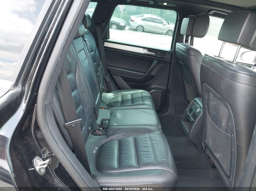 2017 Volkswagen Touareg VIN WVGRF7BPXHD000869 IAAI salvage auction — SIDE, Salvage (Pennsylvania), sold $4,600 on 2026-07-07 (photo 8)