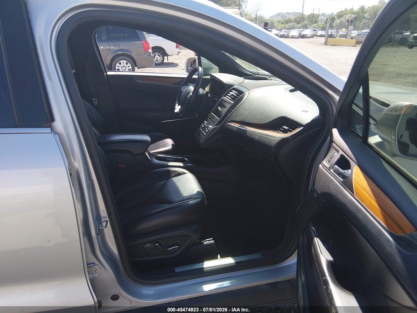 2017 Lincoln Mkc VIN 5LMCJ2D98HUL71032 IAAI salvage auction — ENGINE DAMAGE, Wait Title, sold $200 on 2026-10-02 (photo 5)