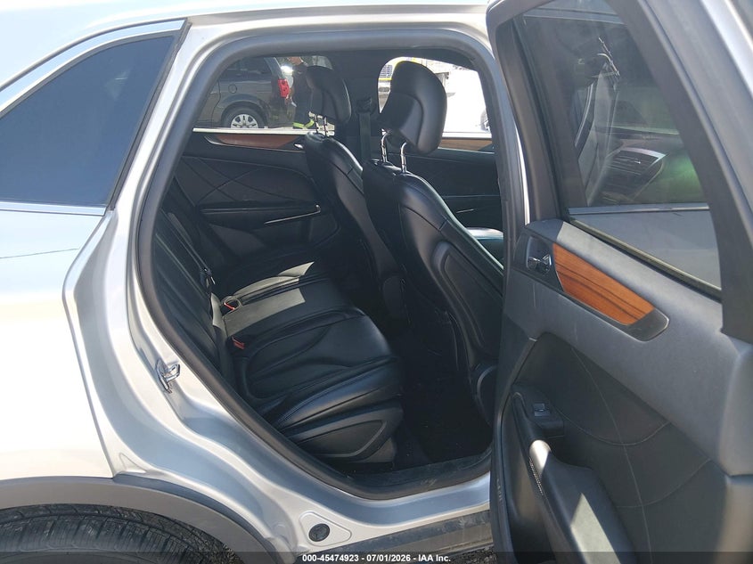 2017 Lincoln Mkc VIN 5LMCJ2D98HUL71032 IAAI salvage auction — ENGINE DAMAGE, Wait Title, sold $200 on 2026-10-02 (photo 8)