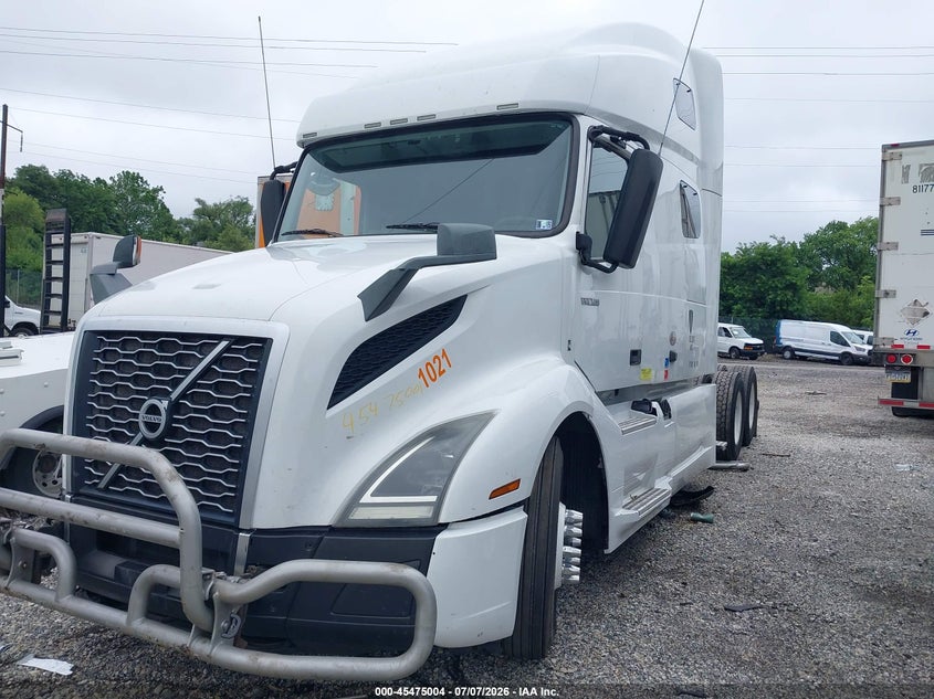 2022 Volvo VIN 4V4NC9EH1NN606681 IAAI salvage auction — FRONT END, Salvage Title, sold $19,900 on 2026-10-07 (photo 1)