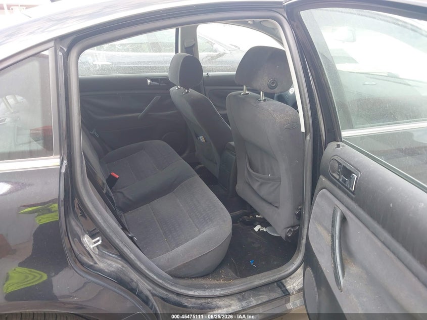 2001 Volkswagen Passat VIN WVWPD63B21P273646 IAAI salvage auction — NORMAL WEAR, Clear (Michigan), sold $175 on 2026-07-28 (photo 8)